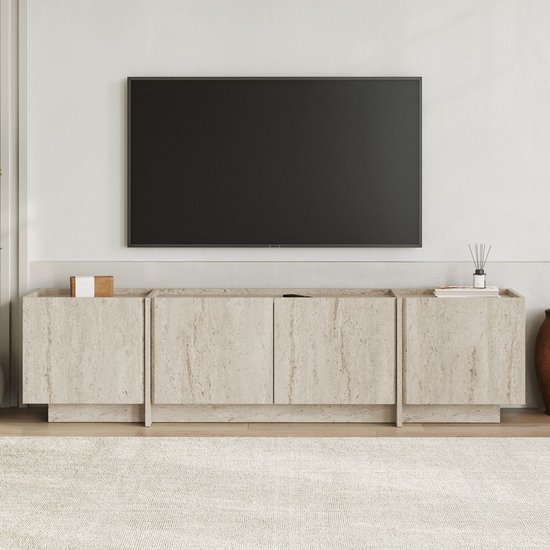 Tv-meubel van lichtbruin travertin met vier deuren en een zwevend effect, met een tv erboven.