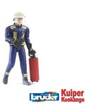 Brandweerman in donkerblauw uniform met reflecterende gele strepen, helm en brandblusser.