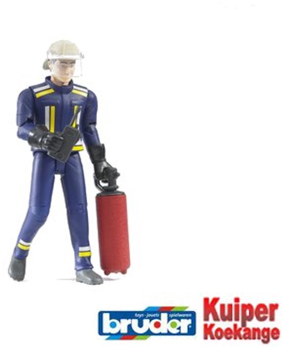 Brandweerman in donkerblauw uniform met reflecterende gele strepen, helm en brandblusser.