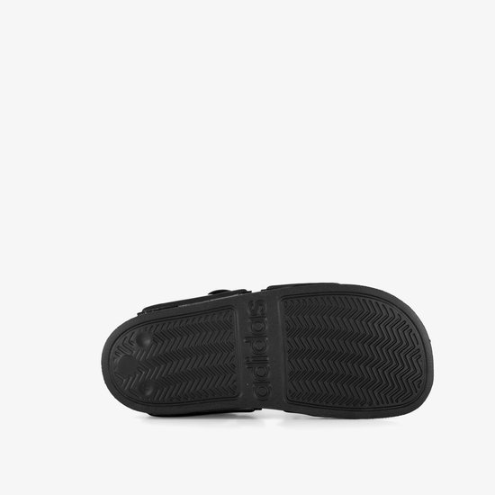Zwarte Adidas Adilette kindersandalen, onderkant met Adidas logo en profiel.