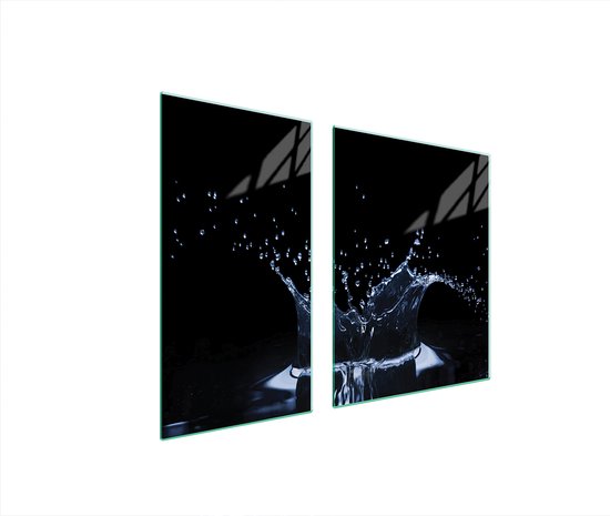Twee glazen panelen met een waterplons op een zwarte achtergrond.