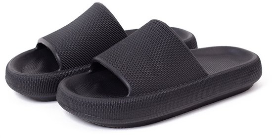 Zwarte, comfortabele slippers met een dikke, gevormde zool en ribbelpatroon band.