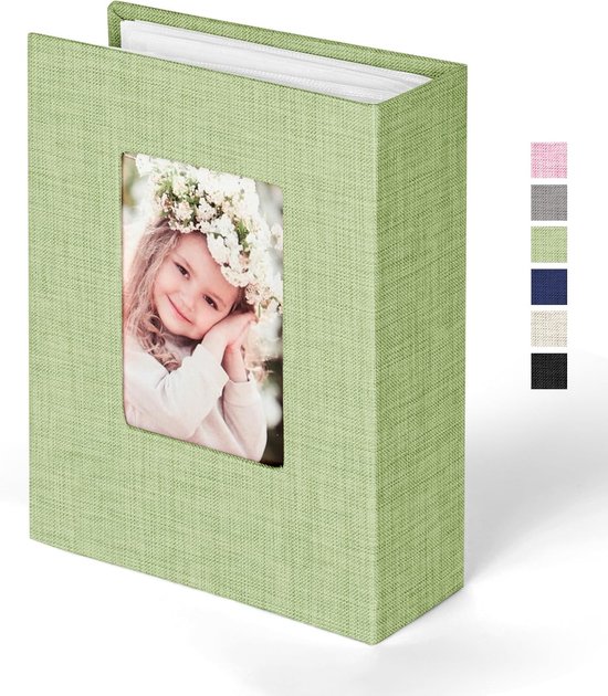 Lichtgroen fotoalbum met linnen textuur, geopend met een fotovenster van een meisje met bloemenkrans, met kleurstalen aan de zijkant.