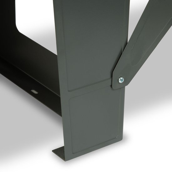 Dichtbij detail van de grijze metalen poot van de freestafel, met een scharnierende verbinding.