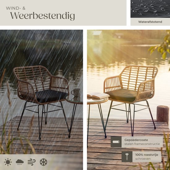 Weerbestendige bruine rotan stoel met zwart kussen, met regen op de achtergrond en detail van gepoedercoat stalen frame.
