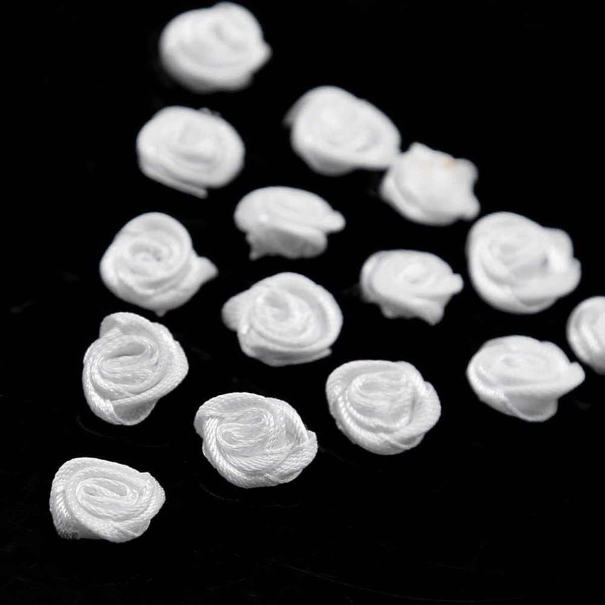 Set van 200 Kleine Kunstmatige Rozen van 1,5 cm - Satijnen Rozenkoppen voor DIY, Feestdecoratie en Ambachtelijke Projecten