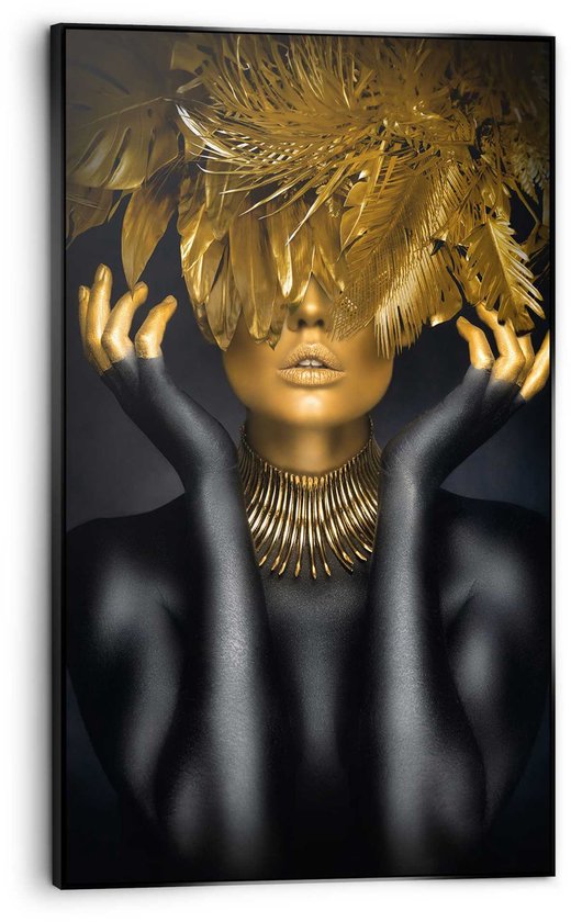 Een vrouw met gouden veren op haar hoofd, gouden make-up en gouden ketting, haar lichaam is zwart.