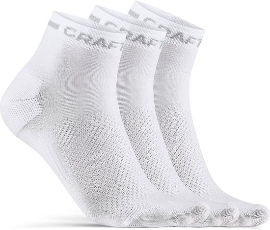 Drie witte Craft fietssokken met grijs logo op de boord. Ze zijn kort en ademend.