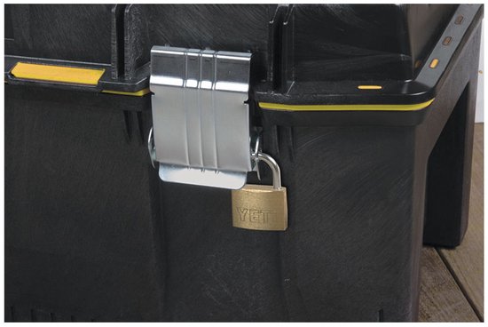 Zwarte gereedschapskoffer met metalen sluiting en hangslot.