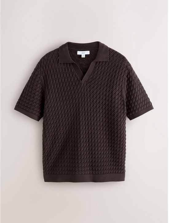 Bruin gebreid poloshirt met visgraatpatroon en label.
