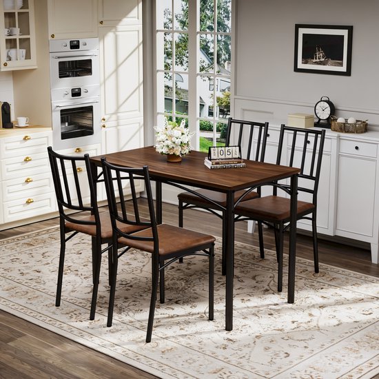 Eetkamerset met vier zwarte stoelen met bruine zittingen rondom een donkerbruine tafel in een keuken.