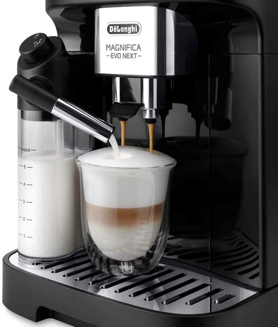 Close-up van een zwarte De'Longhi Magnifica Evo Next die een latte macchiato bereidt in een glas.