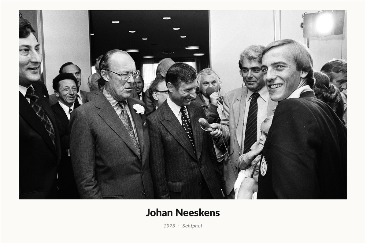 Nederlands Elftal 1973 Neeskens Schiphol Ontvangst - 45x30 cm - Canvas op Frame Wanddecoratie Schilderij Voetbal Nederland