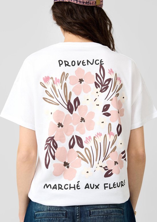 Wit T-shirt met grote bloemenprint op de rug met tekst 'PROVENCE MARCHE AUX FLEURS'.