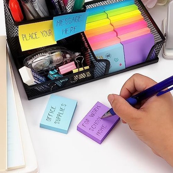 Bureau organizer met memoblaadjes en pennen. Gele en blauwe blaadjes met tekst "PLACE YOUR MESSAGE HERE".