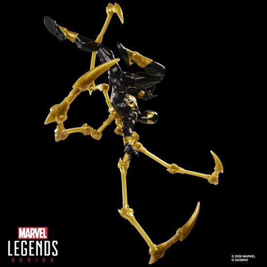 Iron Spider (Aaron Davis) met vier mech-armen, in zwart met gouden spinnenweb-details, acrobatische pose.