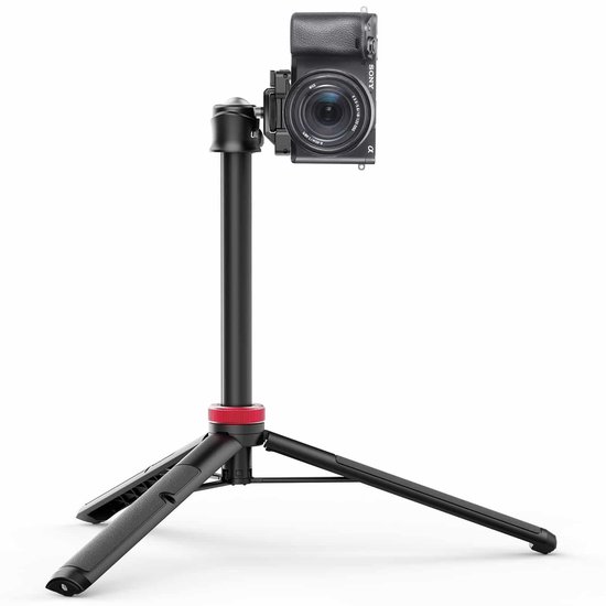 Zwarte camera op een compact zwart statief met rode ring, op een witte achtergrond.