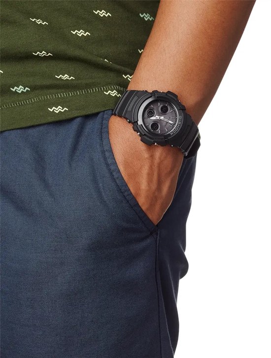 Zwarte G-Shock horloge gedragen door een man om zijn pols.