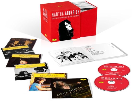 Een rode doos met "MARTHA ARGERICH THE COMPLETE RECORDINGS ON DEUTSCHE GRAMMOPHON" en haar portret, met daarin 48 cd's, boekjes, en exemplaren van cd's.