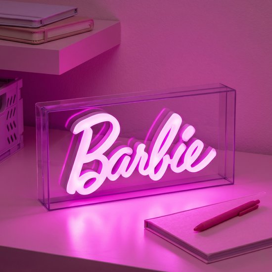 Barbie LED Neon Light – Officieel Gelicentieerd Vrijstaande of Wandmontage Roze Lichtsign, Accessoire & Decoratie voor Slaapkamer of Make‑upruimte- Paladone