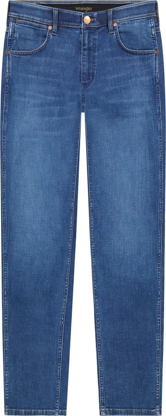 Voorkant van een regular fit spijkerbroek in blauw denim, met bruin Wrangler logo op de rechterzak.