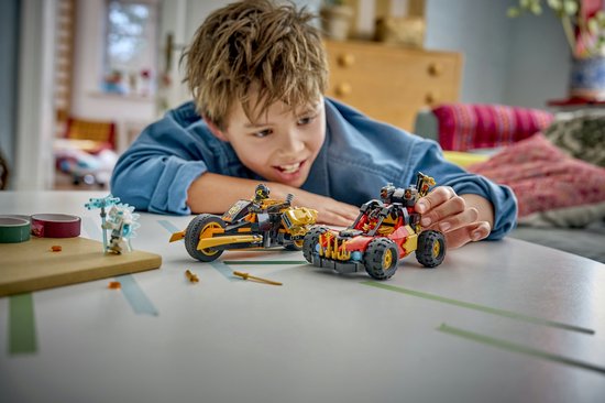 Jongen speelt met LEGO Ninjago combivoertuigen, met rode buggy en gouden motor.