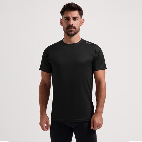 Man met baard draagt een zwart t-shirt met Rogelli logo op de schouder.