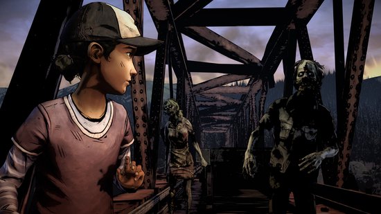 Clementine met pet staat op een spoorbrug en kijkt naar twee naderende zombies.