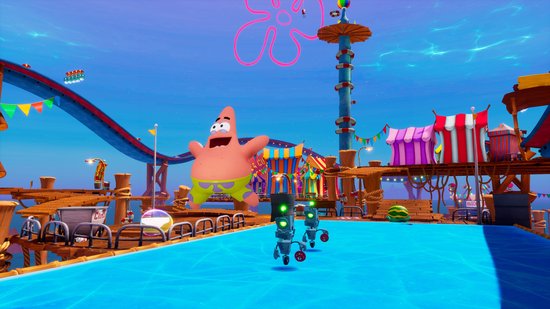 Patrick springt op een blauwe baan, met robots op de voorgrond, in een kermisachtige omgeving.