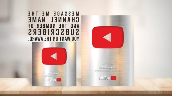 Deux plaques YouTube play button argentées avec bouton play rouge. Texte en miroir.