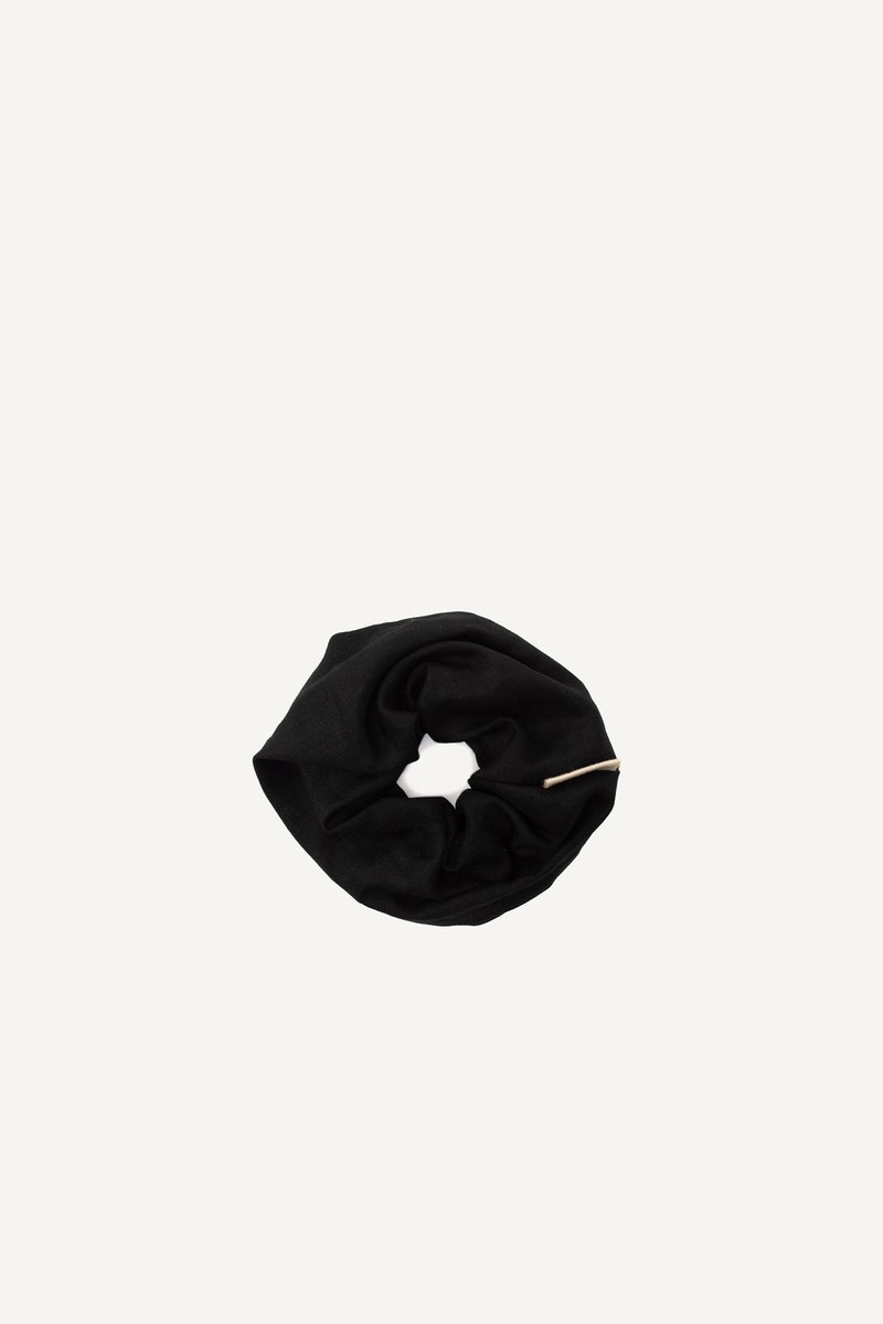 Monk and Anna - Scrunchie • linen • Zwart