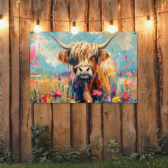 Tuinposter 120x80 cm - Tuindecoratie Schotse hooglander - Natuur - Kleurrijk - Bloemen - Poster voor in de tuin - Buiten decoratie - Schutting tuinschilderij - Tuindoek muurdecoratie - Wanddecoratie balkondoek