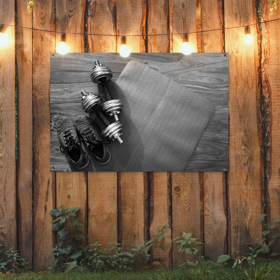 Affiche de jardin Les deux poids et chaussures de sport sont prêts pour le fitness - noir et blanc - 120x80 cm - Jardin