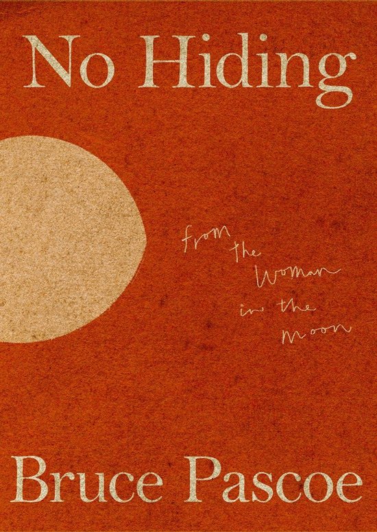 Boekomslag 'No Hiding from the Woman in the Moon' door Bruce Pascoe met een crèmekleurige maan op een oranje achtergrond.
