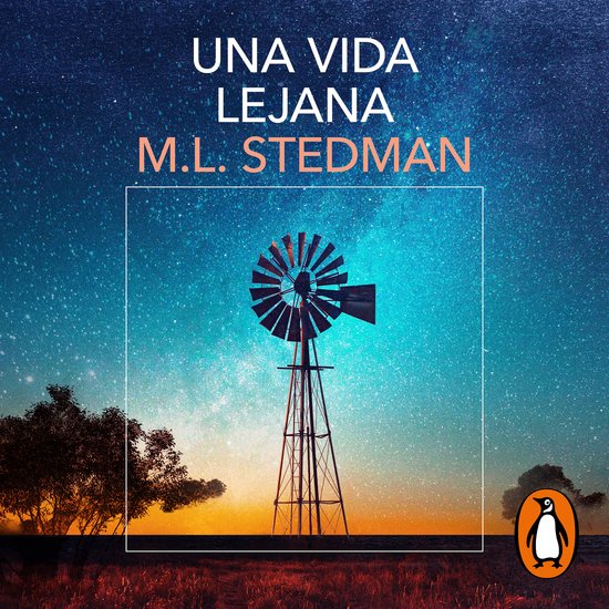 Boekomslag voor "Una vida lejana" met een molen onder een sterrenhemel, de titel en auteur zijn zichtbaar.