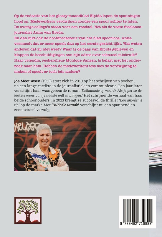 Vrouw met kort wit haar en opvallende kleding, met een boek in haar hand.