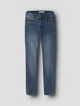 Voorkant van een spijkerbroek in medium blauwe denimstof met lichte vervagingen en vijf zakken.