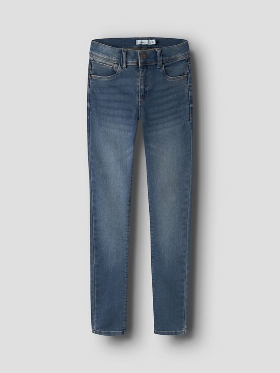 Voorkant van een spijkerbroek in medium blauwe denimstof met lichte vervagingen en vijf zakken.