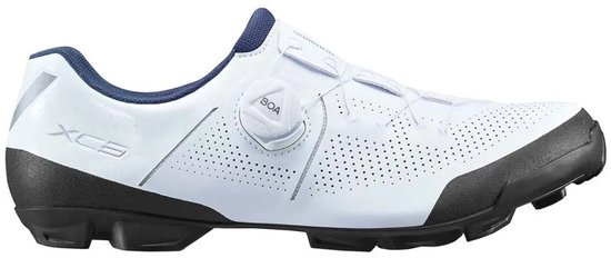 Witte fietsschoen met blauwe voering, BOA-sluiting en zwarte zool.