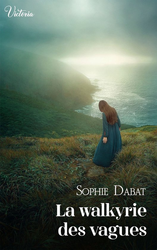 Femme aux longs cheveux en robe bleue sur une falaise brumeuse surplombant la mer, couverture de Victoria par Sophie Dabat.