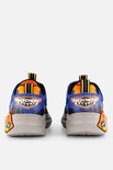 Achterkant van blauwe Skechers sneakers met oranje en zwarte "Skechers Garage" print van een stad.