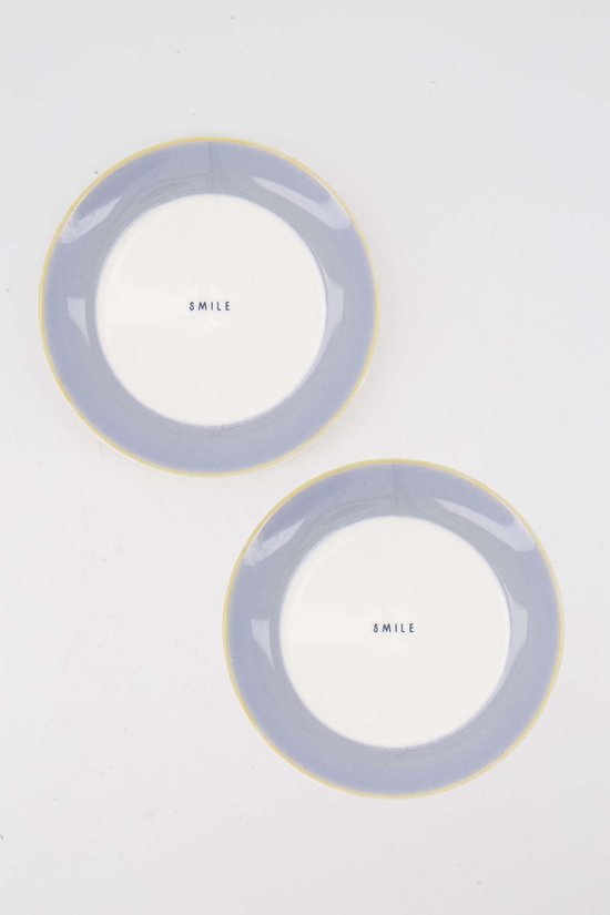 Set van 2 gebaksbordjes met blauwe rand, witte binnenkant en de tekst 'SMILE'.