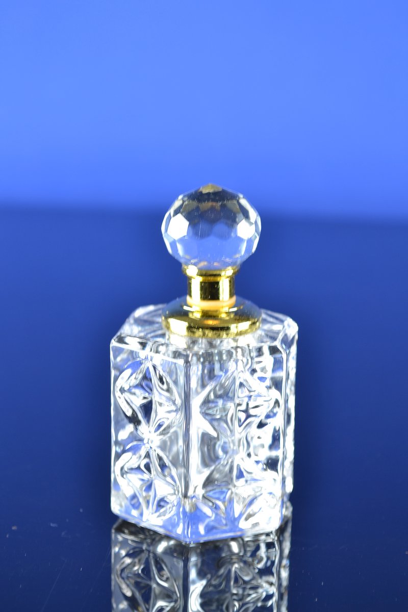 Luxe Kristallen Parfumflesje met Gouden Afwerking