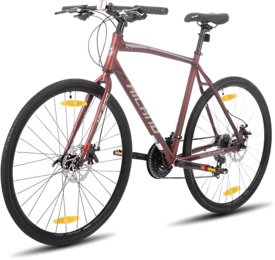 Bordeauxrode Hiland hybride fiets met zwarte banden, gele reflectoren en zilveren velgen. De fiets heeft een 'HILAND' logo op het frame.