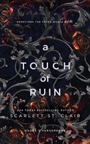 Boekomslag van 'A Touch of Ruin' met zwarte en gouden sierlijke patronen en vurige rode rozen. Tekst: 'SOMETIMES THE FATES WEAVE RUIN.'