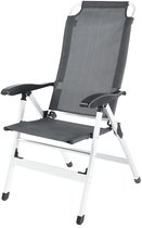 Grijze campingstoel met aluminium frame, volledig rechtop met armleuningen en hoge rugleuning.