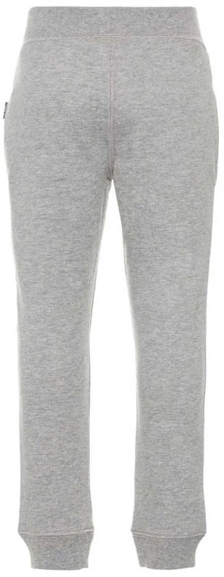 Achterkant van de grijze joggingbroek met boorden aan de onderkant.