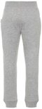 Achterkant van de grijze joggingbroek met boorden aan de onderkant.