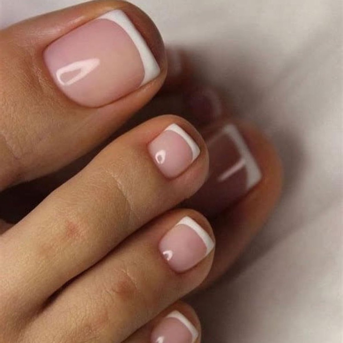 24 Stuks Glanzende Press On Teennagels - Franse Korte Vierkante Kunstnagels voor Vrouwen - Volledige Bedekking, 12 Maten Beschikbaar