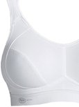Close-up van een witte sportbeha, focus op de naadloze cup met stiksels en mesh textuur. Merklogo.
